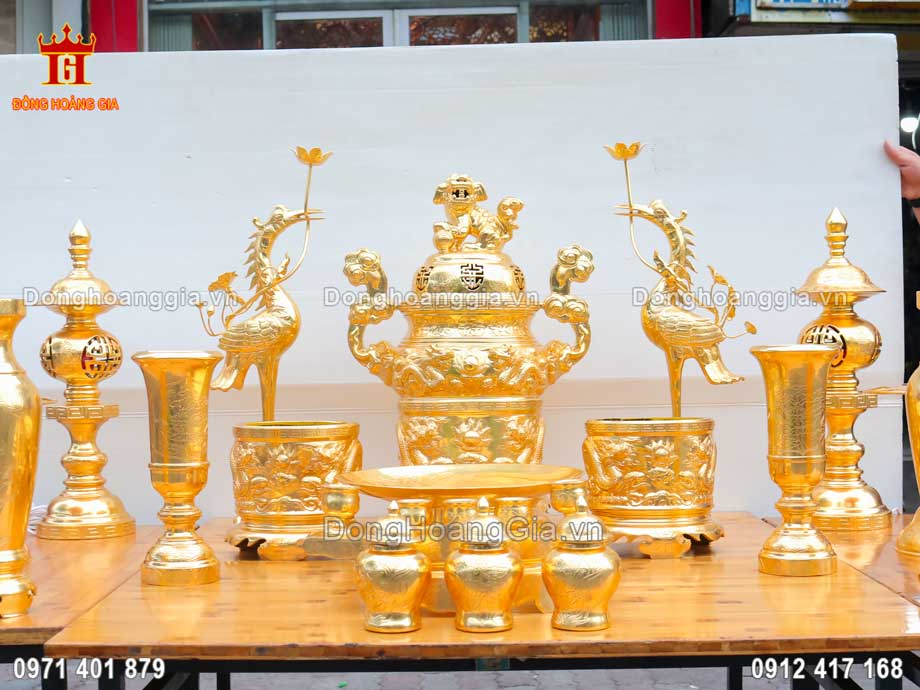 Bộ đồ thờ bằng đồng mạ vàng 24K là dòng sản phẩm cao cấp tại Hoàng Gia